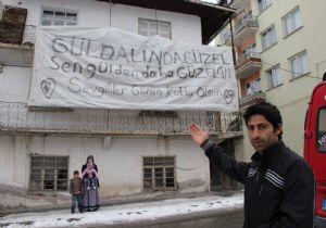 Sevgisini pankartla sergiledi